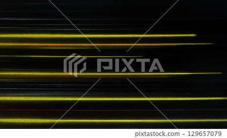 水平背景影像,其中有許多細光線(例如黃色)在黑色背景上排列成直線。 水平背景影像,其中有許多細光線(例如黃色)在黑色背景上排列成直線。 129657079