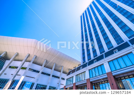 日本橫濱的城市景觀，包括港未來的 K 競技場和毗鄰的橫濱希爾頓酒店（右）。 129657184