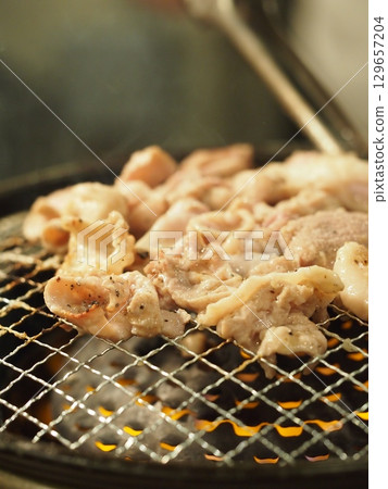 燒烤架上烤的肉 燒烤架上烤的肉 129657204
