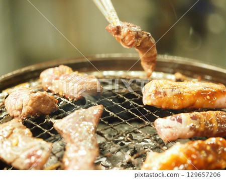 燒烤架上烤的肉 燒烤架上烤的肉 129657206