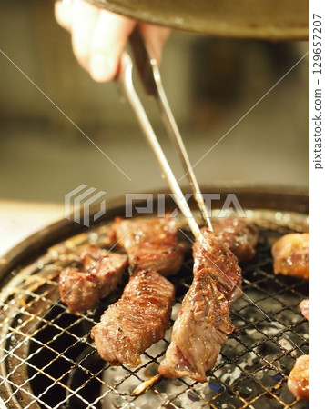燒烤架上烤的肉 燒烤架上烤的肉 129657207