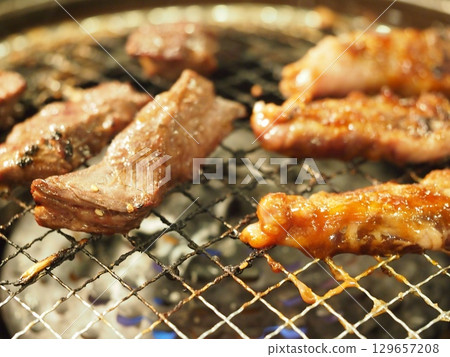 燒烤架上烤的肉 燒烤架上烤的肉 129657208