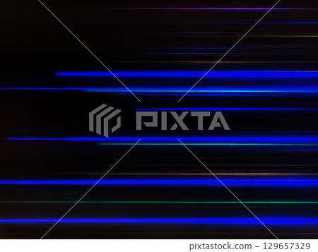 黑色背景影像，帶有許多細而直的光線，例如海軍藍。 129657329