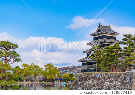 [長野縣]國寶松本城（雨後雲層間隱現阿爾卑斯山） 129657419
