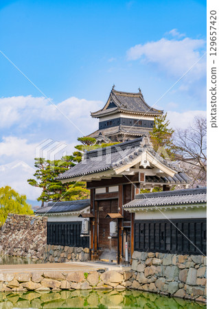 [長野縣]國寶松本城（雨後雲層間隱現阿爾卑斯山） 129657420