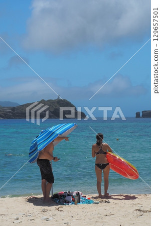 海灘上的家庭和比基尼女孩，夏日風景 129657501