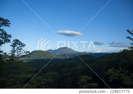 夏日清晨的淺間山 129657775