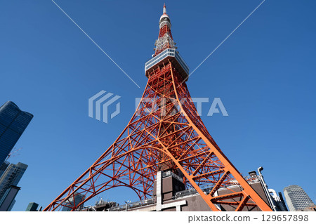 I look up at Tokyo Tower I look up at Tokyo Tower 129657898