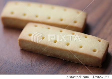 Moist shortbread made with fermented butter 129657965
