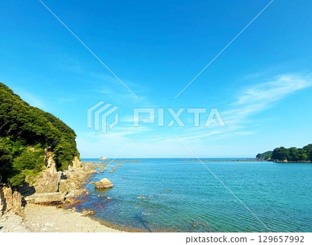岩石海岸和清爽的藍天 岩石海岸和清爽的藍天 129657992