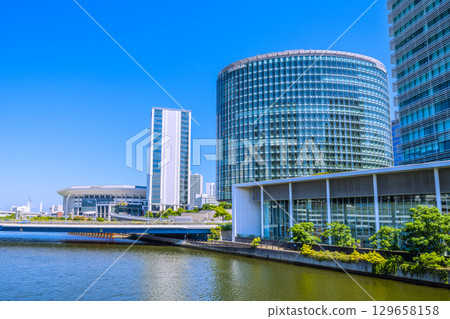 日本橫濱的城市景觀，包括港未來K體育館和新高島站前的建築（23日） 129658158