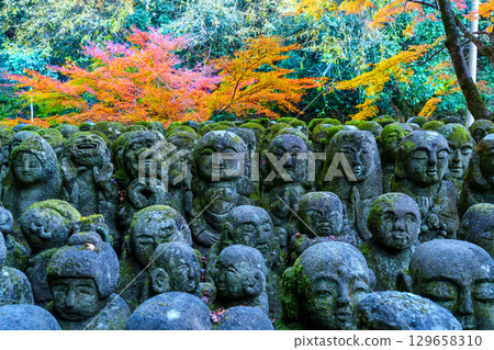 被秋葉包圍的愛宕念佛寺 129658310