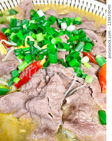 中國四川菜，酸辣湯（辣牛肉煮） 129659040