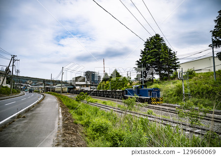藍色貨運列車和工廠 129660069