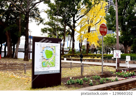 橫濱市:日本大道側的橫濱公園入口與橫濱公園資訊板 橫濱市:日本大道側的橫濱公園入口與橫濱公園資訊板 129660102