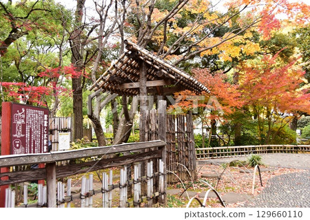 橫濱市:橫濱公園加賀庭園的紅葉、石盆、水琴窟水池的指示牌 橫濱市:橫濱公園加賀庭園的紅葉、石盆、水琴窟水池的指示牌 129660110