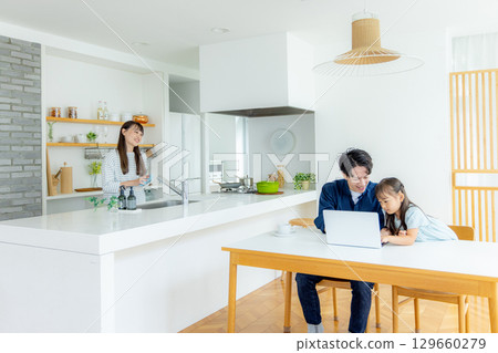 A young couple working remotely 129660279