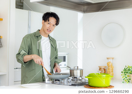 年輕人在廚房做飯 129660290