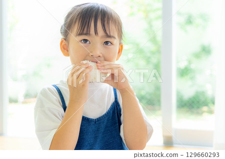 嬰兒吃點心 129660293