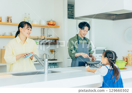 家庭在廚房裡做飯 129660302
