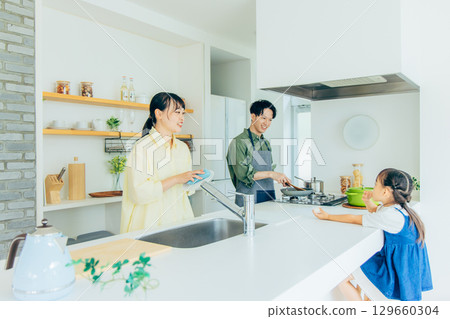 家庭在廚房裡做飯 129660304