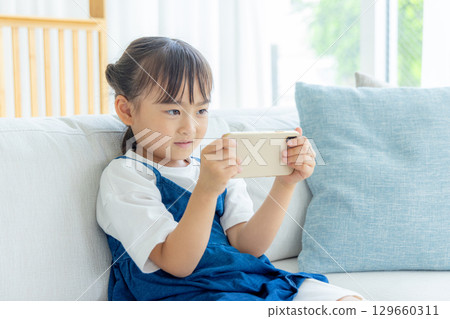 Smartphone, children, home 129660311