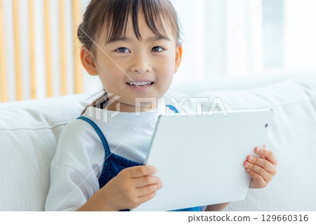 觀看片劑的女孩 129660316