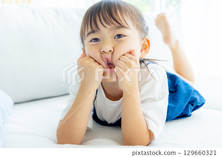 一個女孩在他的臉頰上帶著微笑 129660321