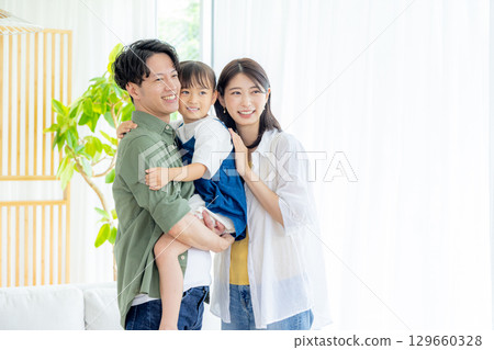 Young family, parent and child, girl, smiling 129660328