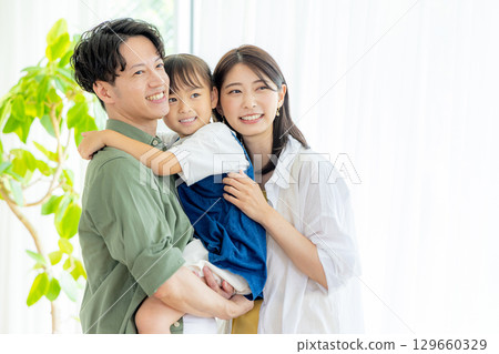 年輕的家庭，父母和孩子，女孩，微笑 129660329