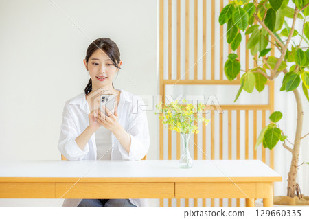 有智慧型手機的女人 129660335