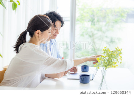 Couple laptop 129660344