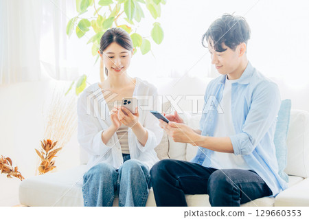 Smartphone man and woman 129660353