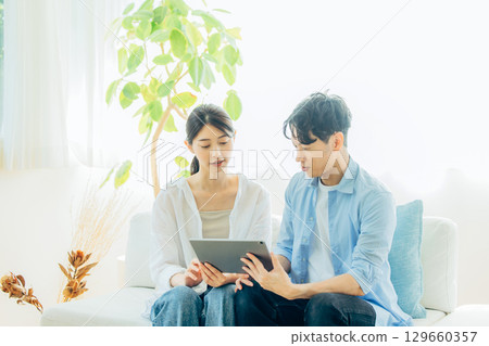 Smartphone man and woman 129660357