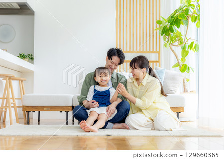 父母和孩子在客廳裡放鬆 129660365