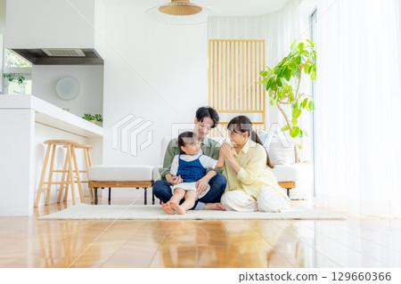父母和孩子在客廳裡放鬆 129660366