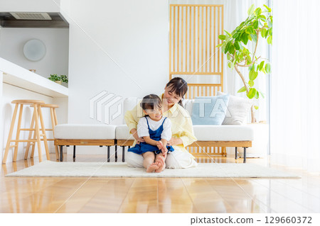 Parents and children relaxing in the living room 129660372