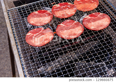 烤肉架上烤的牛舌 烤肉架上烤的牛舌 129660875