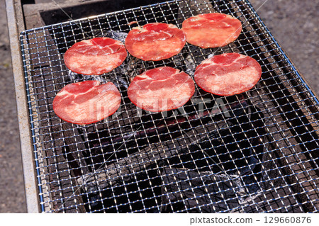 烤肉架上烤的牛舌 129660876