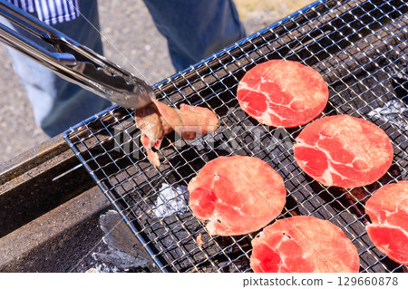 烤肉架上烤的牛舌 烤肉架上烤的牛舌 129660878