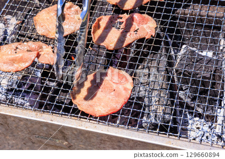 烤肉架上烤的牛舌 129660894