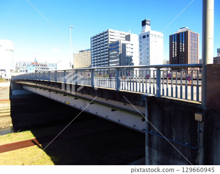 Ekiminami Bridge spans the Sakuragawa River flowing through Mito City Ekiminami Bridge spans the Sakuragawa River flowing through Mito City 129660945