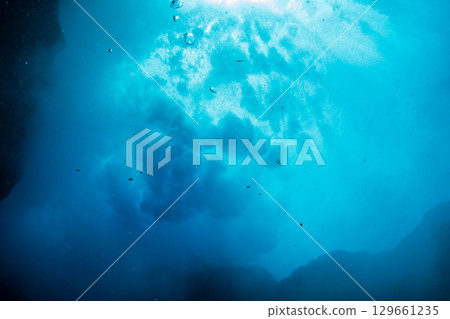 海浪拍打岩石，小笠原，聖島 129661235