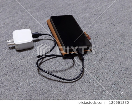 使用充電器為智慧型手機充電（左對齊） 129661280