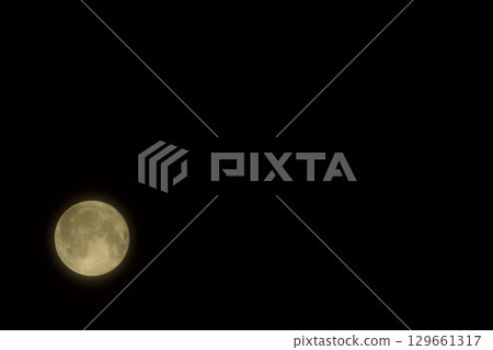 滿月的特寫照片,左對齊構圖 滿月的特寫照片,左對齊構圖 129661317