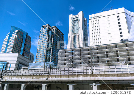 日本橫濱城市景觀,包括櫻木町車站前的橫濱地標塔(8 月 2 日) 日本橫濱城市景觀,包括櫻木町車站前的橫濱地標塔(8 月 2 日) 129661578