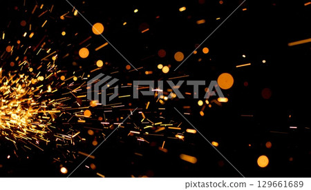 黑色背景上閃耀的金色閃光 129661689