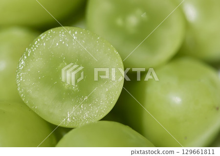 These are Japanese Shine Muscat grapes that have been removed from the bunch and cut in half, but they are still sweet and delicious. 129661811