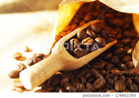 紙袋中的咖啡豆和量勺 129662269