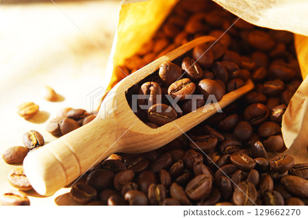紙袋中的咖啡豆和量勺 129662270